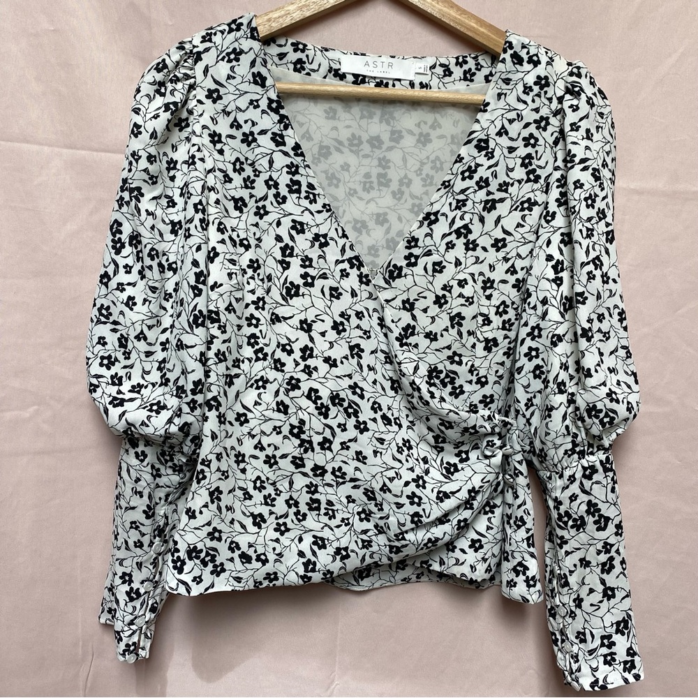ASTR The Label Ditsy Floral Surplice Wrap Puff Sleeve V Neck Blouse Size Small